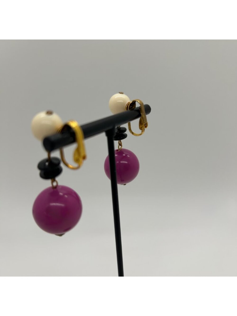 Vintage 1960s Dangle Earrings Clip-On Acrylic Pink White & Black Mod Design - Picture 5 of 12